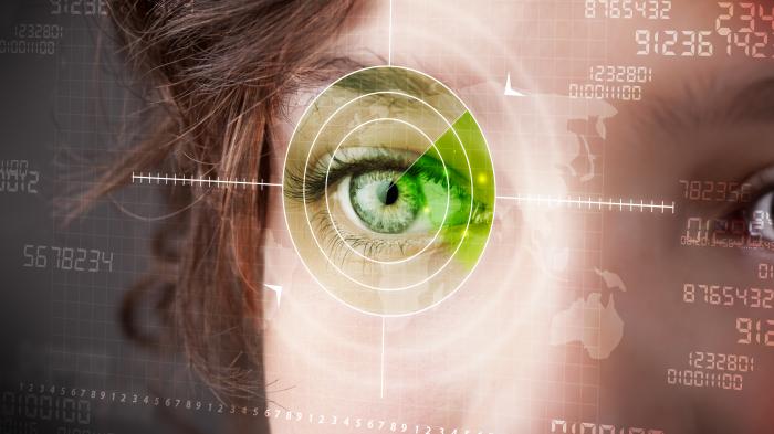Künstlerische Darstellung: Das grün beleuchtete Auge einer Frau wird gerastert