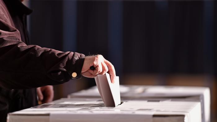 Stimmabgabe an einer Wahlurne