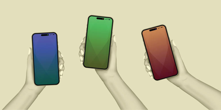 Drei Hände halten Smartphones in verschiedenen Farben ins Bild