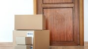 Paket-Zustellung-Flur-Trepenhaus-_795111016_Africa-Studio.jpg
