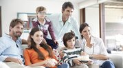 familie-und-freunde-beim-fernsehen-darf-man-netflix-und-co-mitgucken-lassen-.jpg