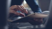 Antrag-Digital-Tablet-Smartphone-TippaPatt-shutterstock-1793086768.jpg