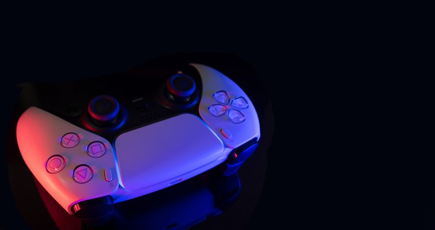 /proxy.php?image=https%3A%2F%2Ftarnkappe.info%2Fwp-content%2Fuploads%2FPlayStation5-Dual-Sense-Controller-850x449.jpg&hash=9c0d54711e1b5deba1c3f44473081603
