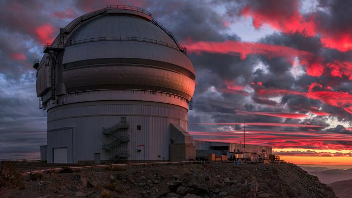 Teleskop unter roten Wolken
