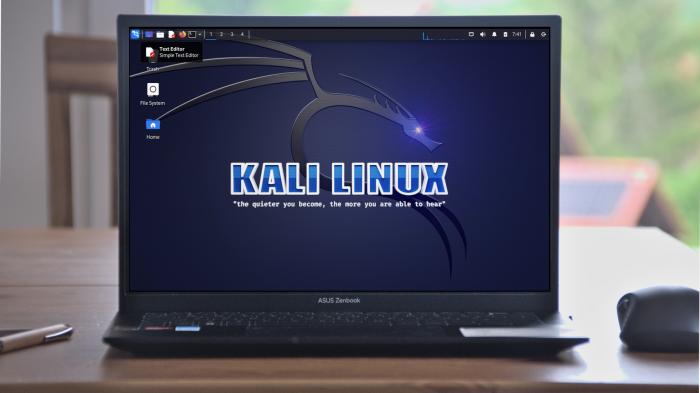 Kali Linux 2023.3 Desktop auf Notebook auf Tisch