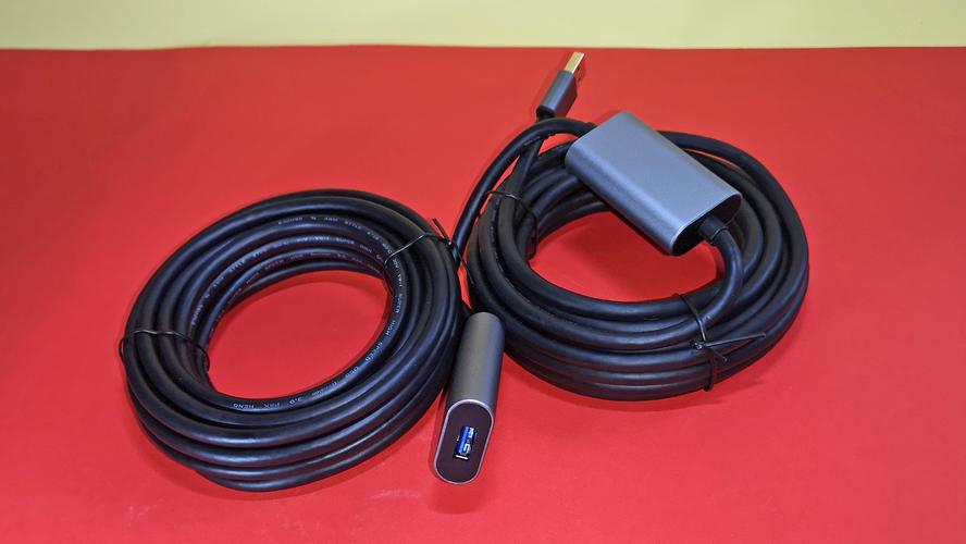 USB-Kabel: Kabel ab fünf Metern Länge benötigen sogenannte Signalverstärker. Datendurchsatz und Stromstärke sind dennoch begrenzt.