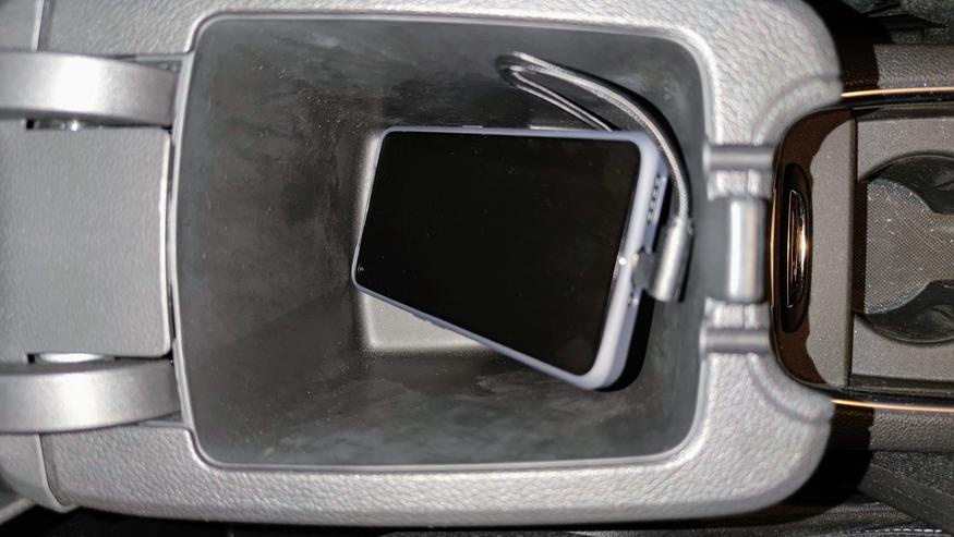 Box mit USB-Anschluss fürs Smartphone im Opel Astra K