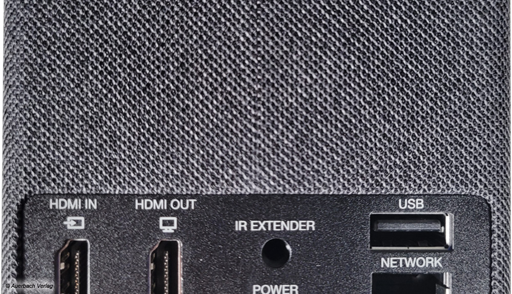Je ein HDMI-Ein- und Ausgang, je ein USB- und ein Ethernet-Anschluss und ein Anschluss für externe IR-Empfänger sind vorhanden