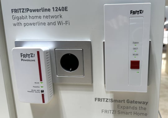FRITZ!Smart Gateway neben einem Powerline-Adapter